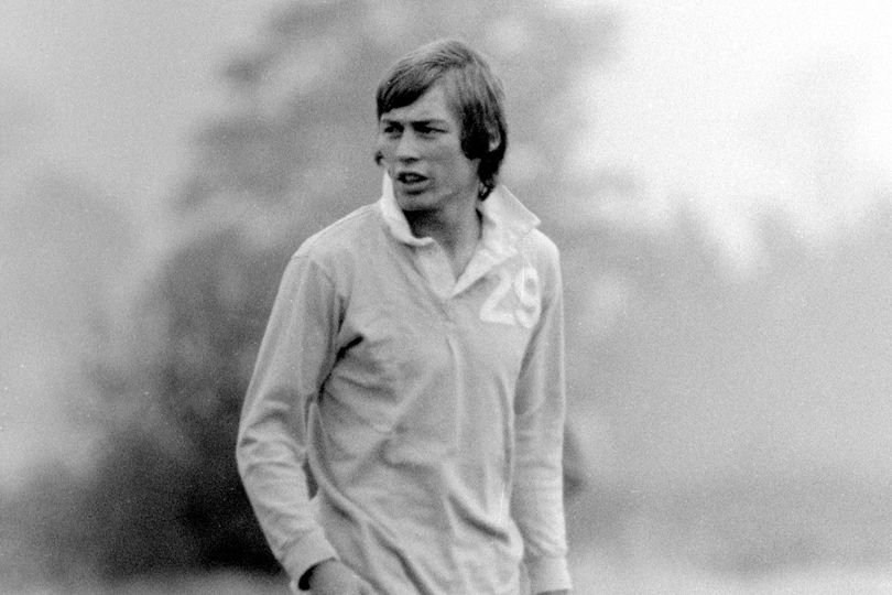 A crowd of fans gathered to pay their respects to the beloved Edinburgh footballer, with a sea of colours and banners on display, as the football community comes together to mourn the loss of a true legend, with the primary keyword being Edinburgh footballer