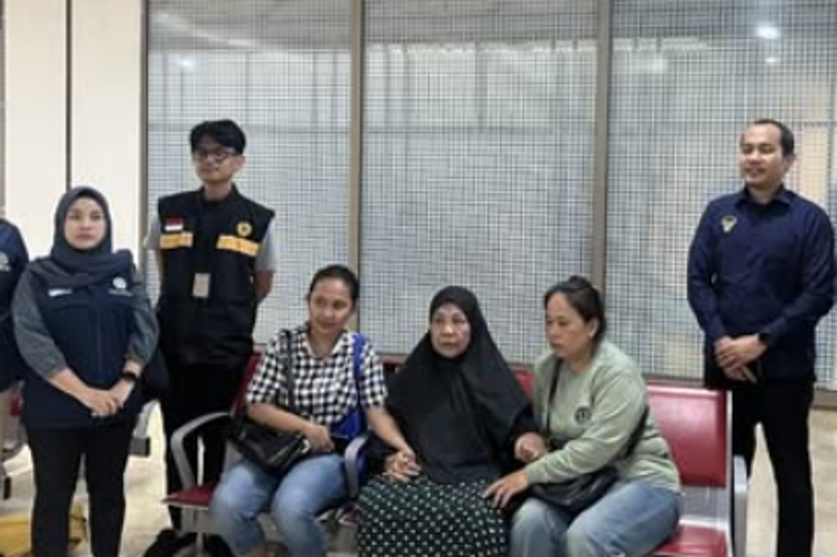An Indonesian grandmother, freed from Malaysia's death row after 15 years, is reunited with her loved ones, her face filled with joy and relief as she begins a new chapter in her life, surrounded by the colour and warmth of her community, a powerful symbol of hope and the human spirit's capacity to overcome adversity