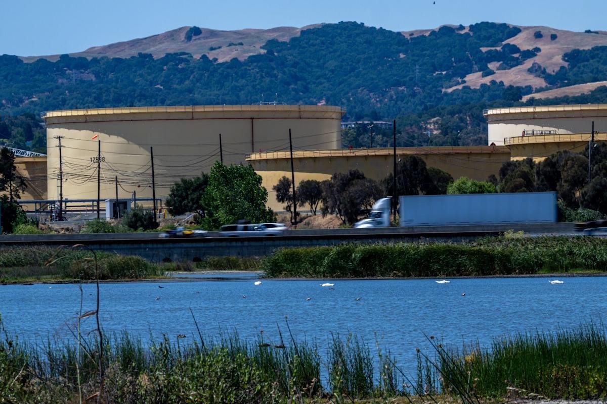 oil prices falling due to global glut