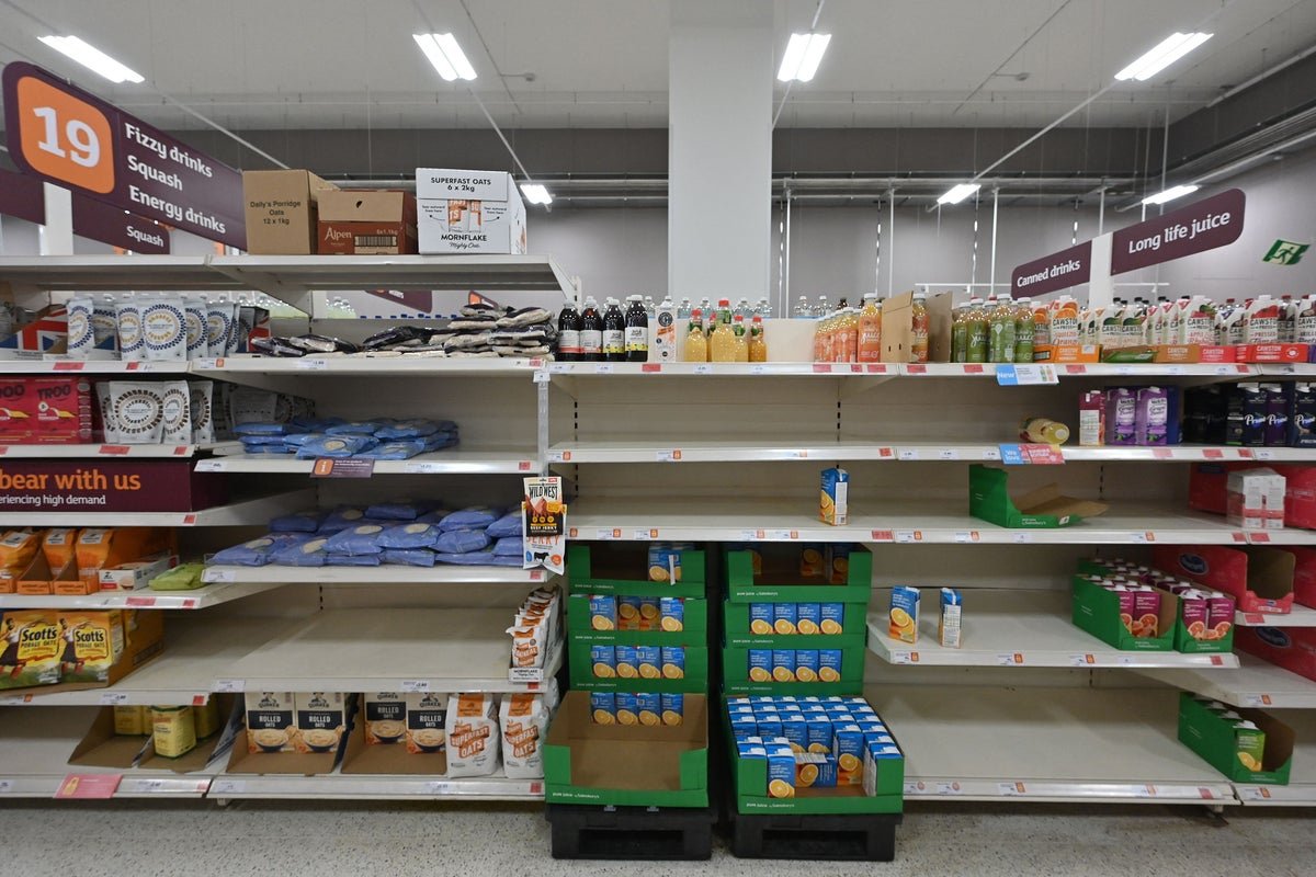 A photo of a UK supermarket, with shelves stocked with food, highlighting the nation's efforts to prepare for potential food shortages amid the Iran war, with a focus on stable food supply and government planning