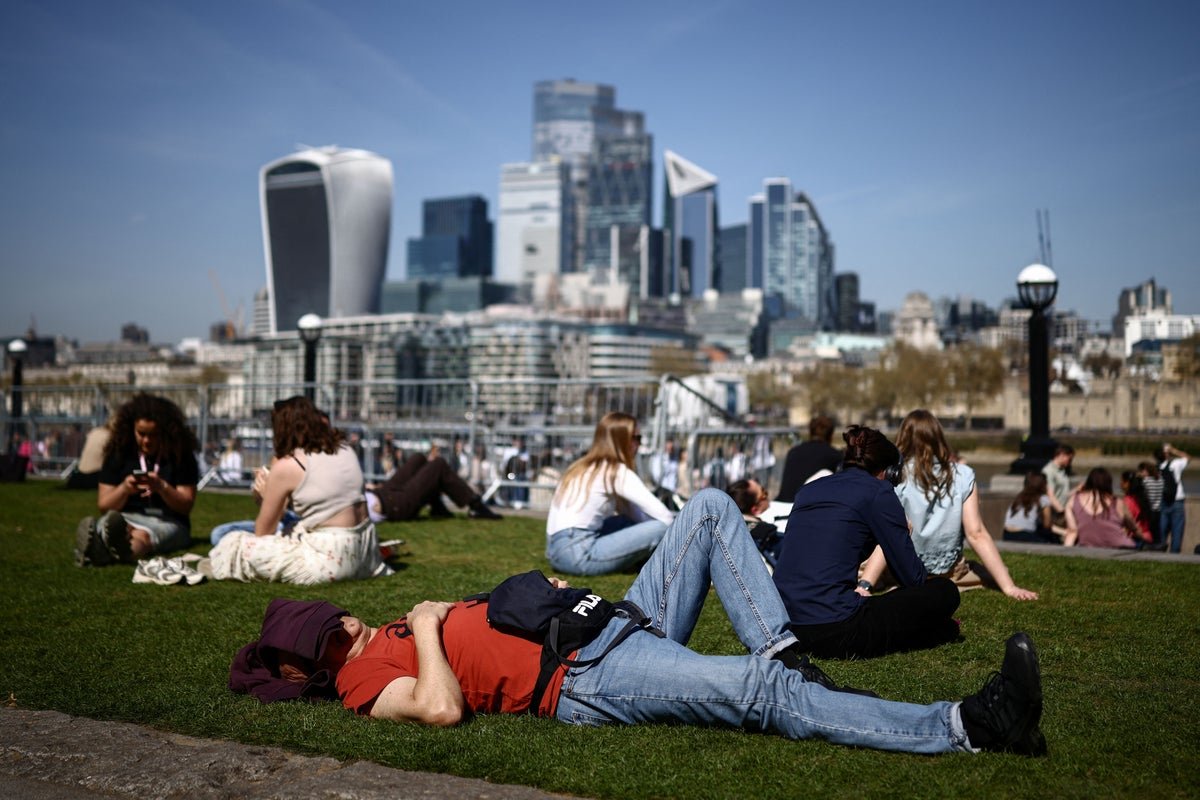 A descriptive image of a sunny day in the UK, with clear blue skies and gentle breezes, highlighting the warm weather and sunshine, with a focus on the UK's heatwave and climate change