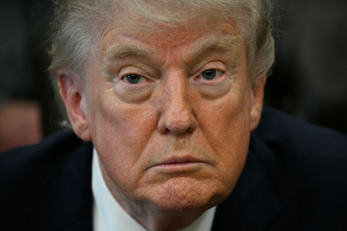 A photo of the White House, symbolising the seat of presidential power, with a subtle hint of the limitations and challenges that come with the role, as seen in the context of Trump's presidency and the wider discussion around democracy and accountability