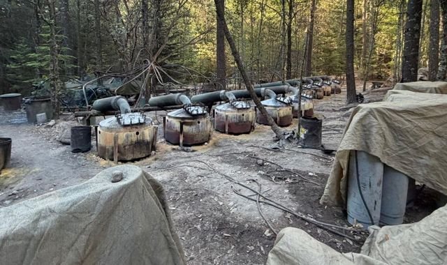A descriptive image of the US Mexico border, with a focus on the primary keyword of US Mexico relations, highlighting the complex issues surrounding drug trade and organised crime in the region
