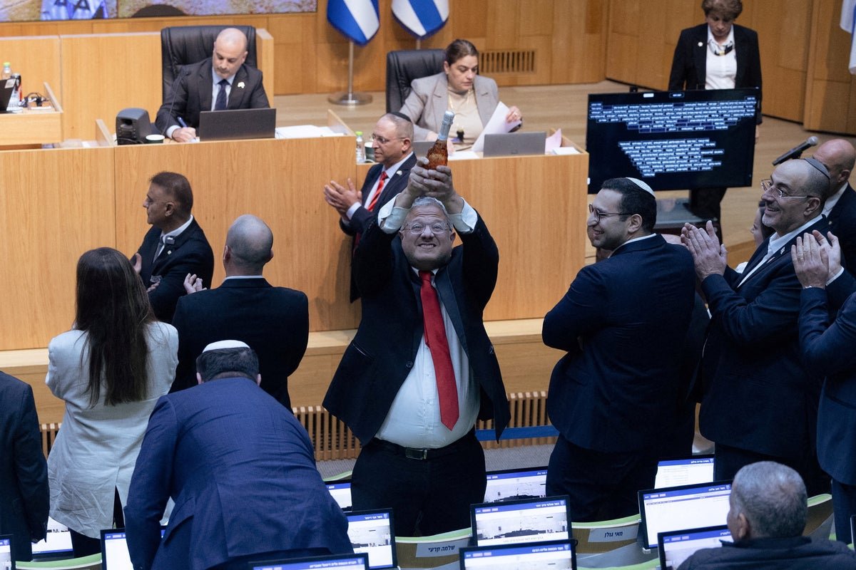 A golden noose birthday cake served to the Israel national security minister, sparking widespread outrage and condemnation, with a focus on the controversial death penalty policies and human rights issues in Israel