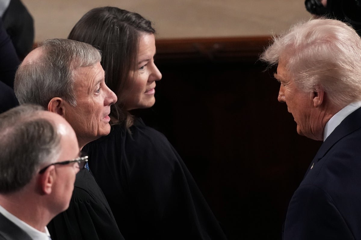 The US Supreme Court building in Washington DC, with a crowd of people gathered outside, symbolising the significant impact of the court's decisions on US politics and the midterm elections