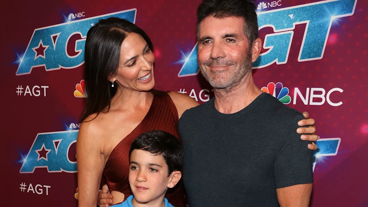 Lauren Silverman and Simon Cowell with their son Eric, a heartwarming moment that highlights the importance of family and the love that they share, a natural and genuine display of affection that is a testament to their strong bond as a family