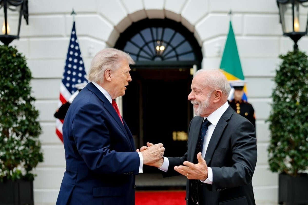Donald Trump and Luiz Inacio Lula da Silva meeting in a mysterious setting, sparking intrigue and speculation about the behaviour of the two leaders, with a complex colour of the situation