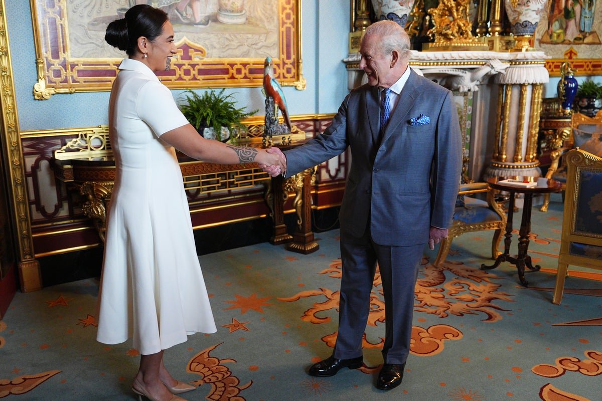 The Maori Queen of New Zealand stands outside Buckingham Palace, ready to meet King Charles for a historic meeting, highlighting the strong cultural ties between the two nations, with a focus on the Maori Queen's visit