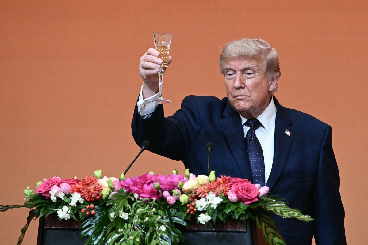 A photo of the state banquet in China, featuring a range of traditional Chinese dishes, including Peking duck and Cantonese roast pork, with President Trump and Chinese dignitaries in attendance, highlighting the strong diplomatic relations between the two nations