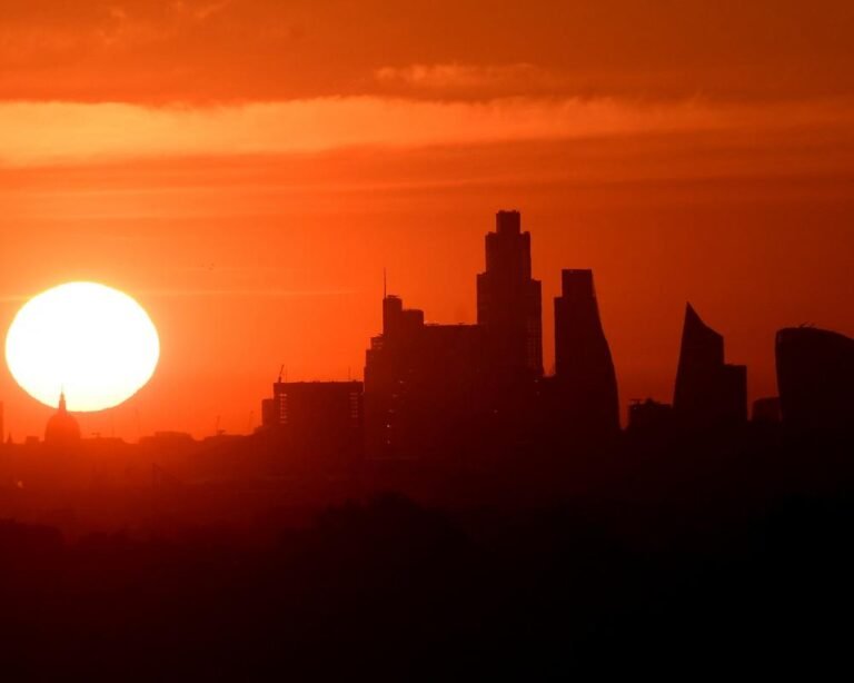 UK economy graph showing private sector downturn