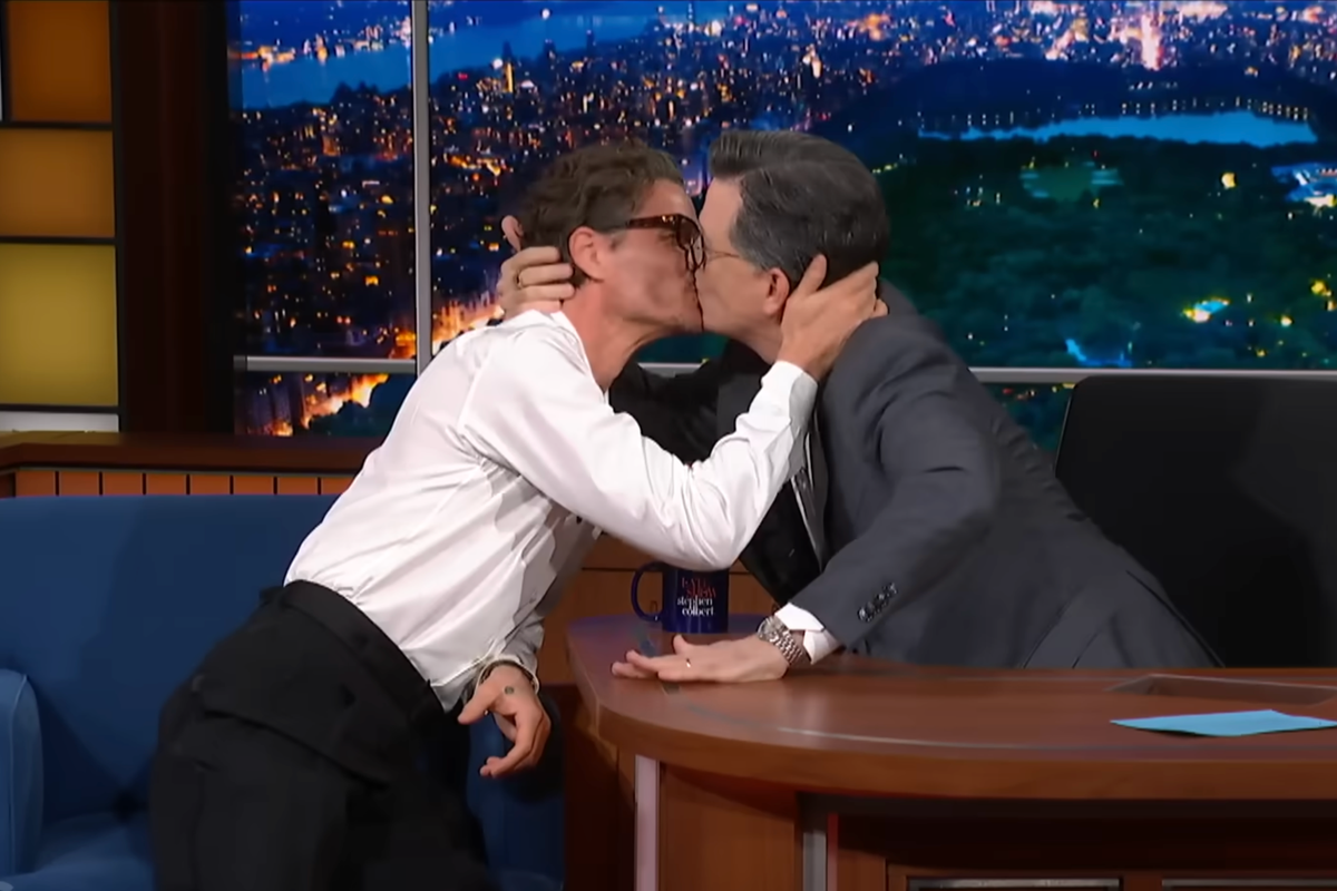 Pedro Pascal and Stephen Colbert sharing a kiss on The Late Show, a surprising and unforgettable moment that will be remembered for a long time, showcasing the playful side of both personalities, with a mix of colour and behaviour that will be discussed for a while