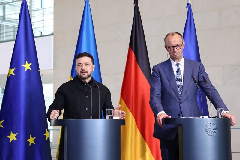 Ukrainian President Volodymyr Zelenskiy meets with EU officials to discuss associate membership proposal, a plan aimed at strengthening ties between Ukraine and the European Union, with the primary keyword being EU membership