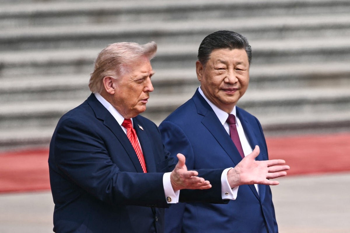 US and Chinese flags in the background, with a map of Taiwan in the foreground, symbolising the complex geopolitical situation and the primary keyword US foreign policy