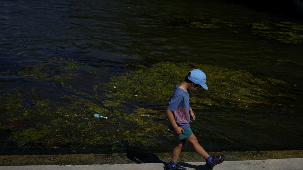 A descriptive image of a missing child poster in France, with a focus on the primary keyword of missing children, highlighting the colour and emotion of the scene, as people search for the youngster, analysing the behaviour of those involved
