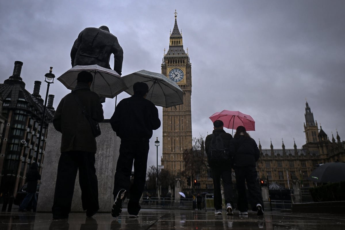 Dark clouds gather over the London skyline as the city prepares for heavy rain and potential flooding, bringing an end to the record-breaking heatwave and relief to the city's parched parks and gardens, with the primary keyword being London weather