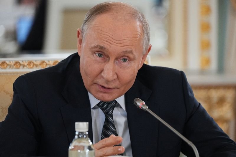 Russian President Vladimir Putin and former US President Donald Trump, with a backdrop of the Ukrainian flag, symbolising the complex and delicate nature of the peace talks, with a glimmer of hope for a resolution to the conflict, as the world leaders' behaviour is under scrutiny
