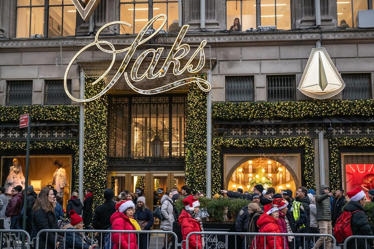 Saks Fifth Avenue considers bankruptcy options