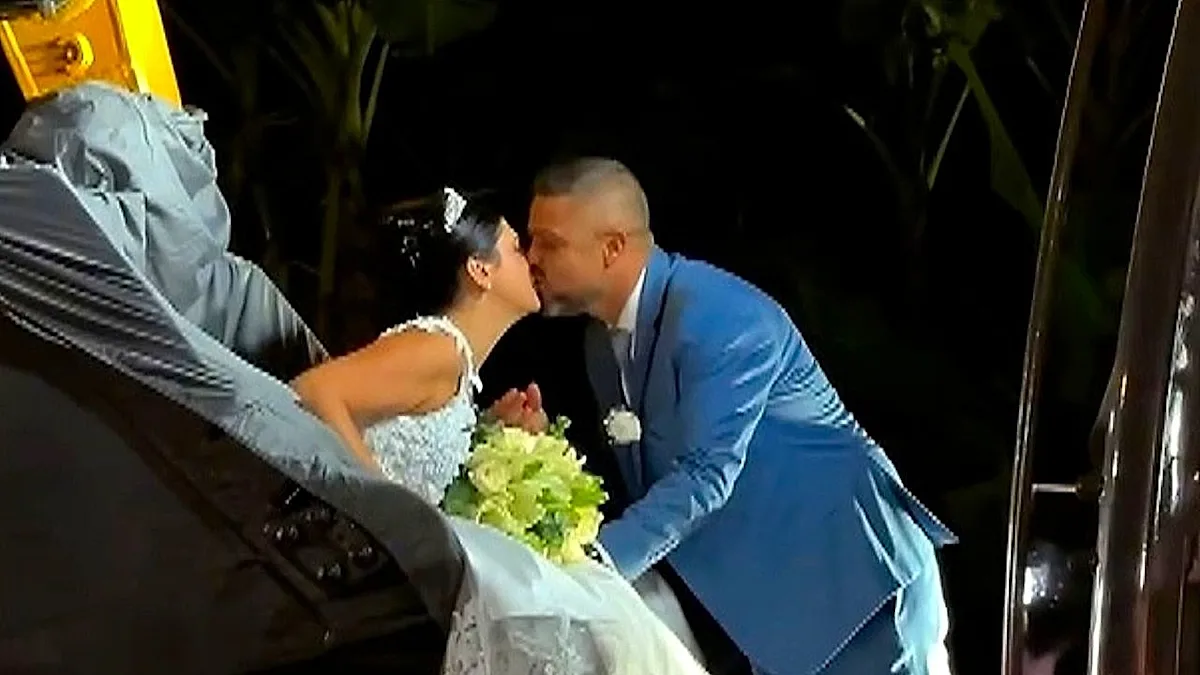 A beautiful bride arriving at her wedding in a stunning white wedding dress, surrounded by flowers and decorations, with a big smile on her face, creating an unforgettable wedding arrival with her unique entrance