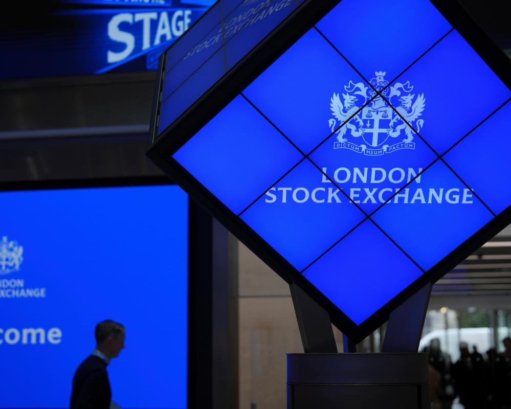 FTSE 100 breaks 10,000 barrier, UK market growth