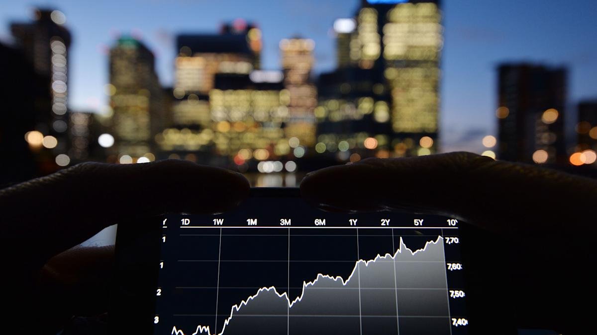 FTSE 100 index surpasses 10,000 mark