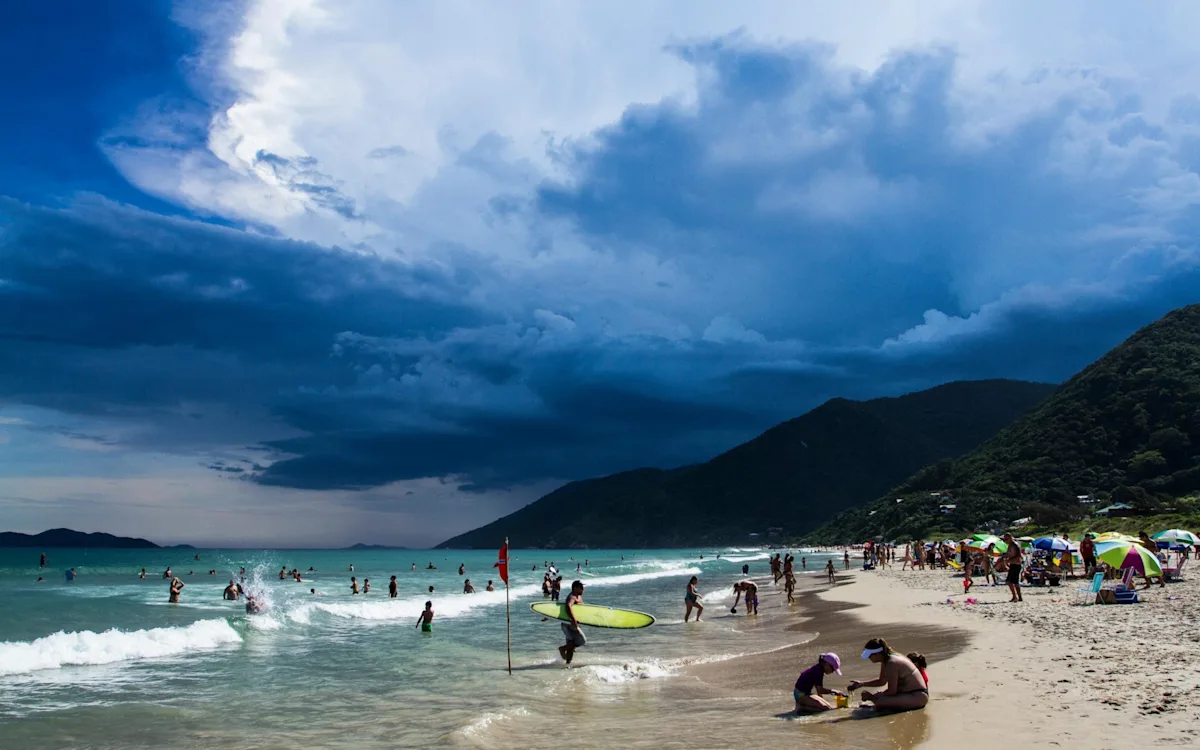 A dramatic image of a stormy sea with the caption 'El Niño: The Looming Threat of Climate Disaster' highlighting the primary keyword El Niño