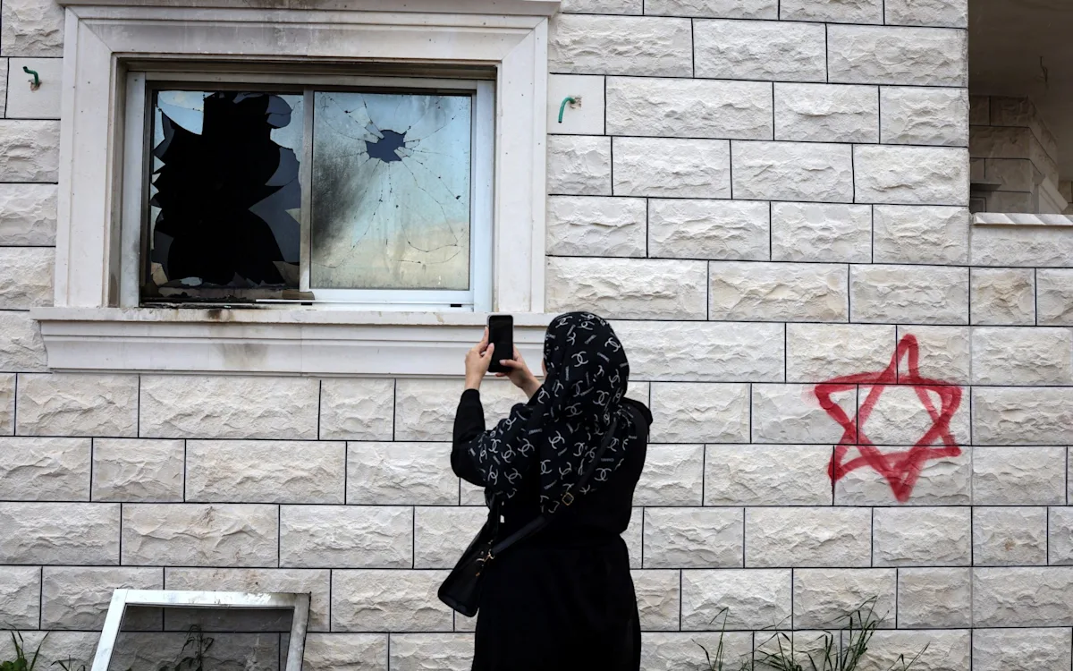 A descriptive image of the Israeli crisis, with troops deployed and protests in the background, highlighting the primary keyword of Middle East stability