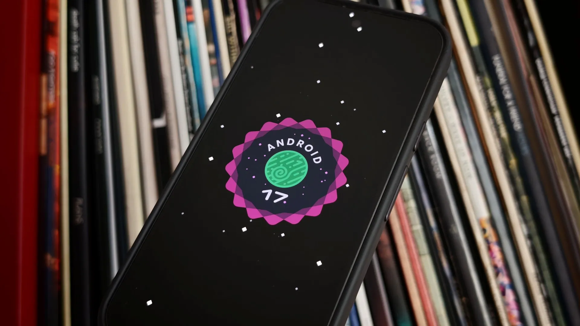 Pixel 7 Pro displaying Android 17 QPR1 update screen with glitchy UI